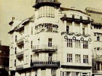 Trg bana Jelačića 1907. godine, palača Popović.jpg